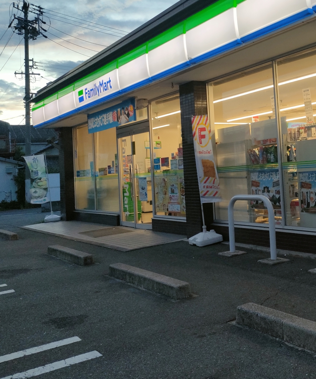 ファミリーマート 一宮三ツ井店