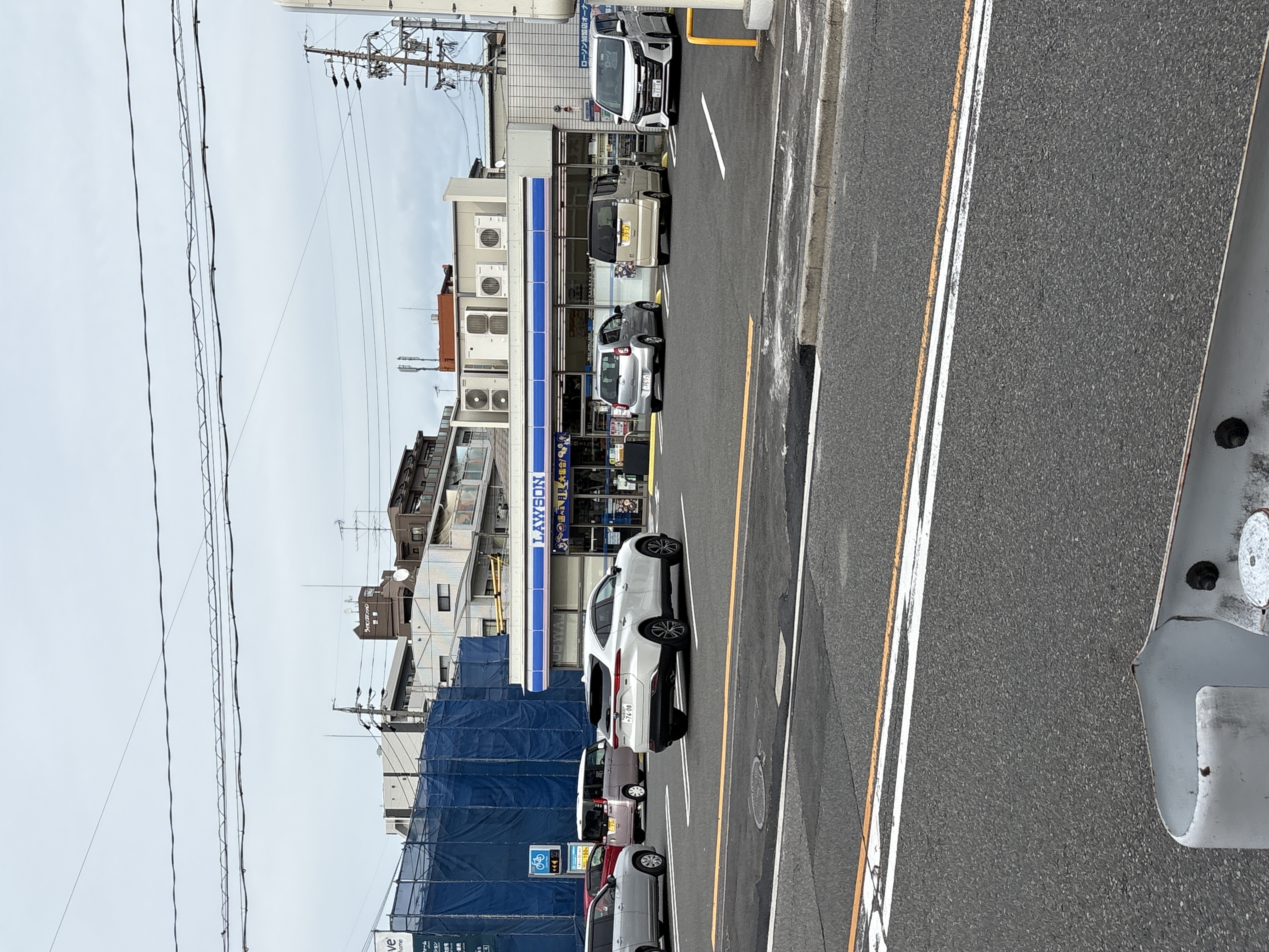 ローソン 南区鶴里町店駐車場