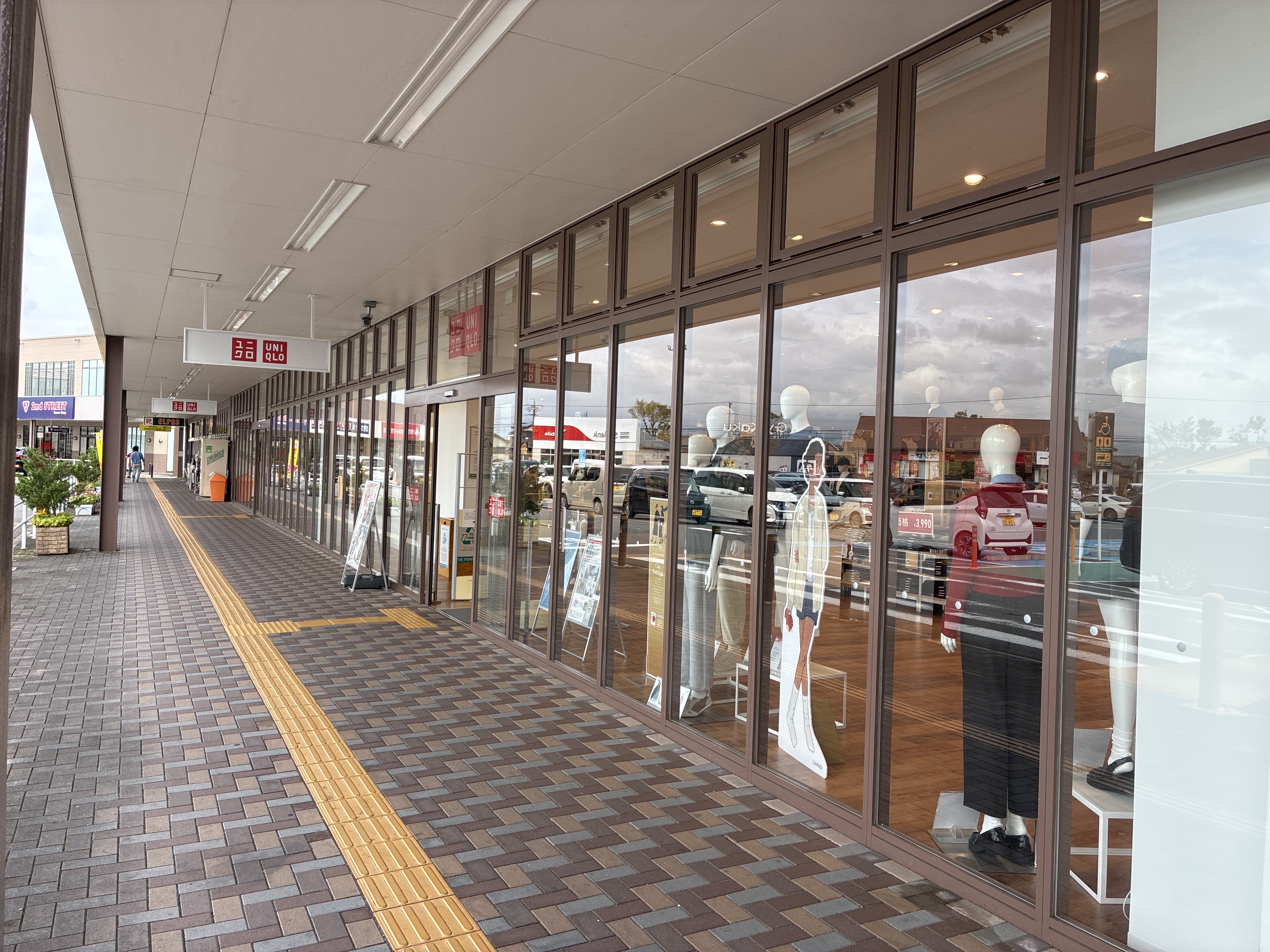 ユニクロ イオンタウン弥富店